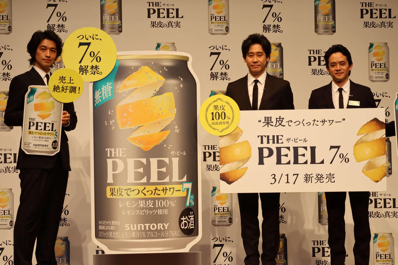 「THE PEEL」新CM発表会に出席した、左から斎藤工、大泉洋、池松壮亮