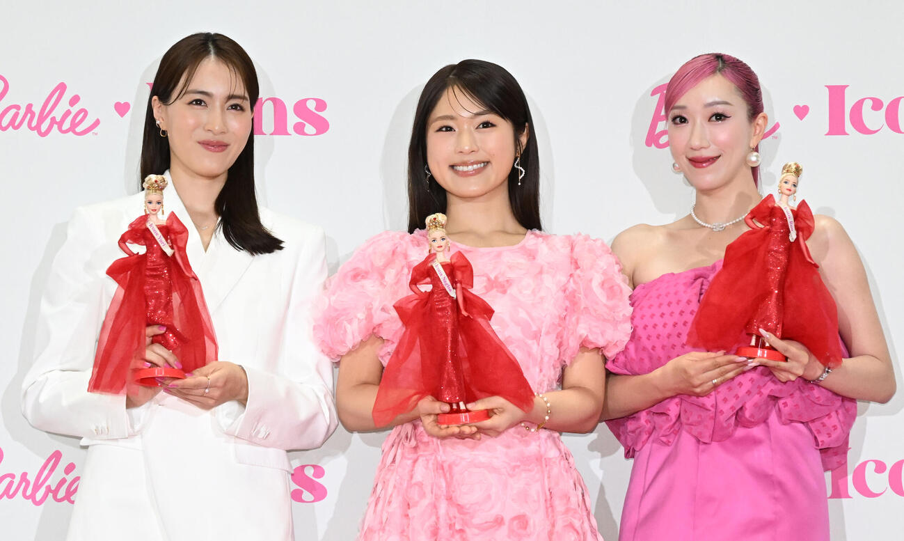 「バービーアイコンズシェイピングアワーワールド」授賞式セレモニーに登場した、左から笹川友里、渋谷凪咲、Ruu（撮影・千葉一成）