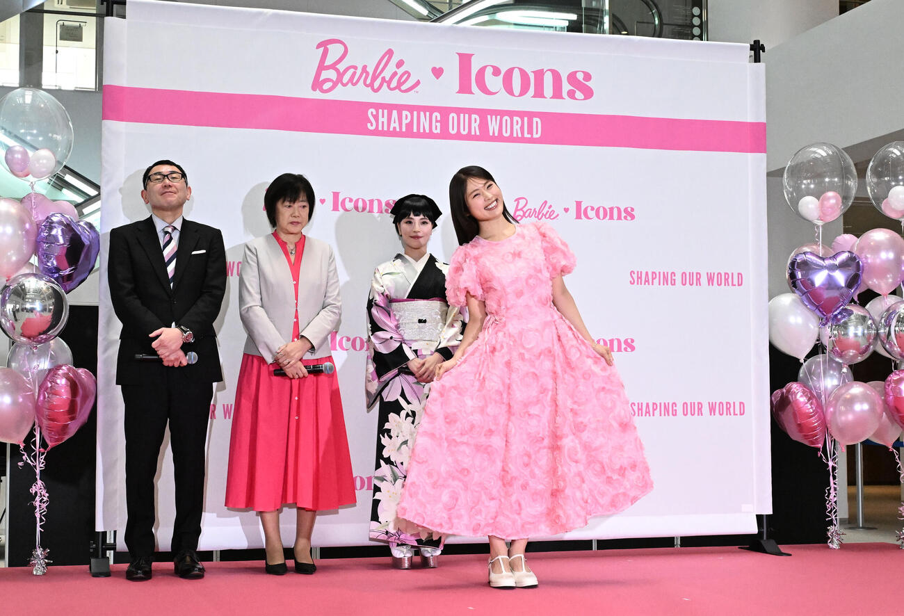 「バービーアイコンズシェイピングアワーワールド」の授賞式セレモニーに登場した渋谷凪咲（撮影・千葉一成）
