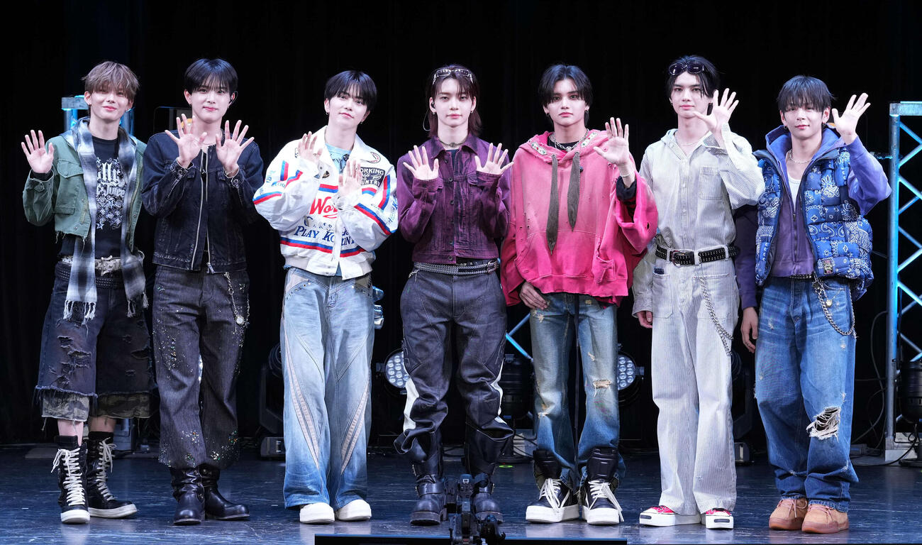 フォトセッションで手を振るaoen。左から京助、優樹、礼央、颯太、雅久、輝、琉楓（撮影・小島史椰）