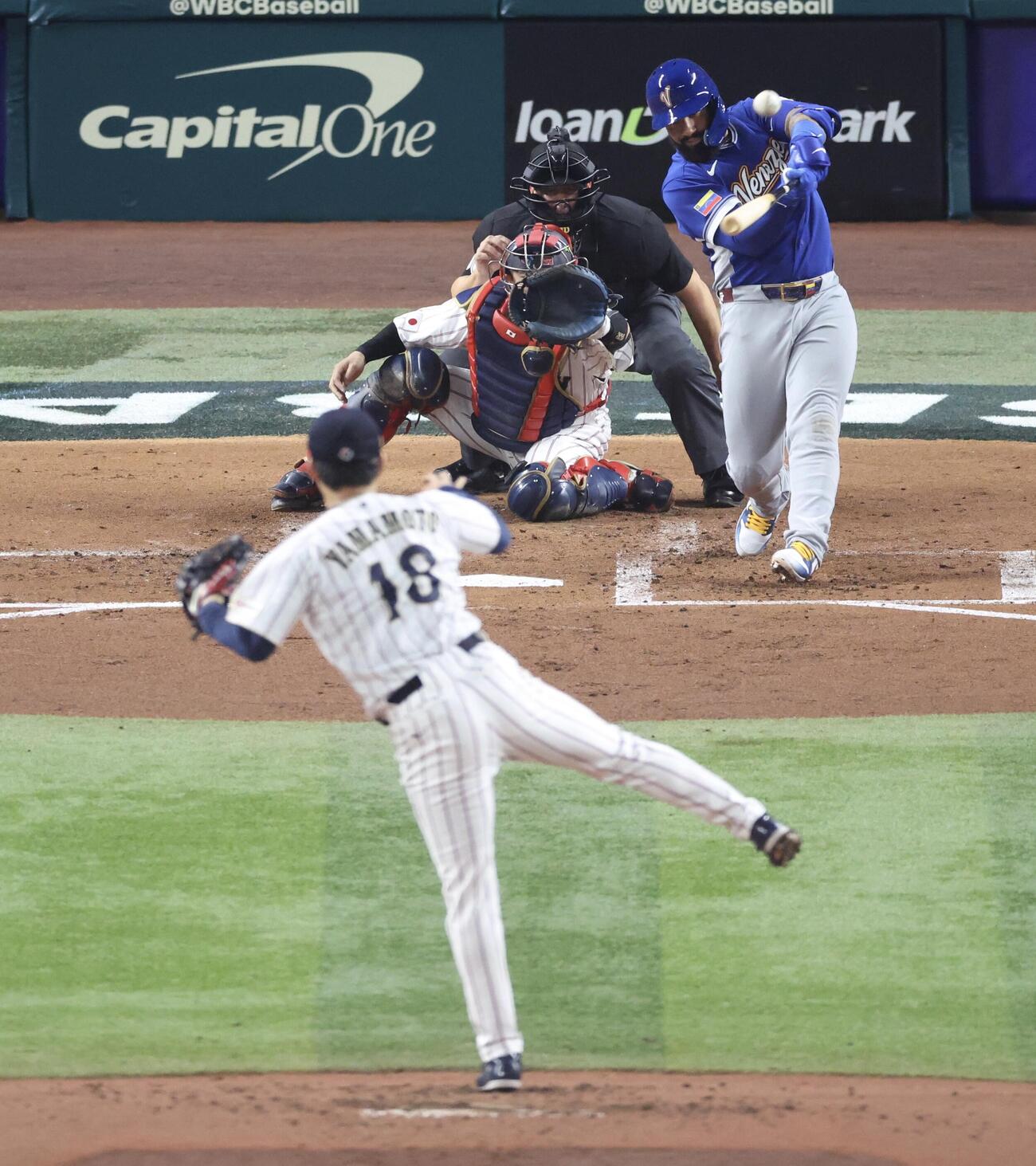 日本対ベネズエラ　2回表ベネズエラ無死二塁、左翼線に適時二塁打を放つトーレス。投手山本（撮影・河田真司）