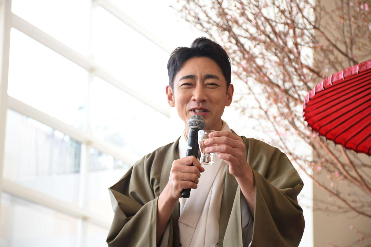 日本酒をグイッと飲む小泉孝太郎（撮影・阪口孝志）