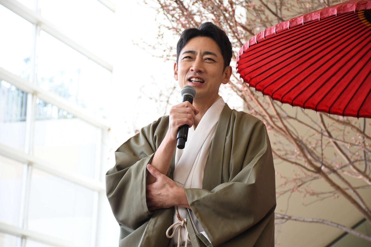 着物姿で登場した小泉孝太郎（撮影・阪口孝志）