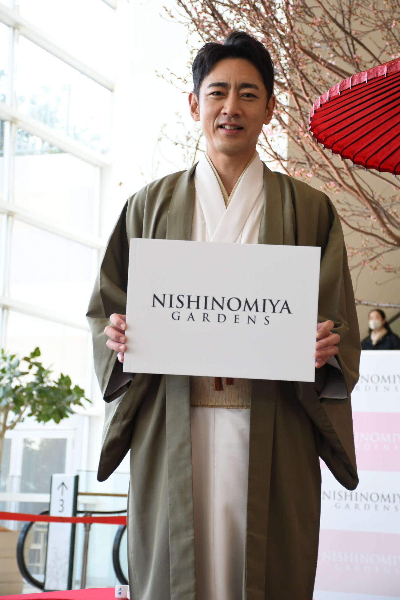 着物姿で登場した小泉孝太郎（撮影・阪口孝志）