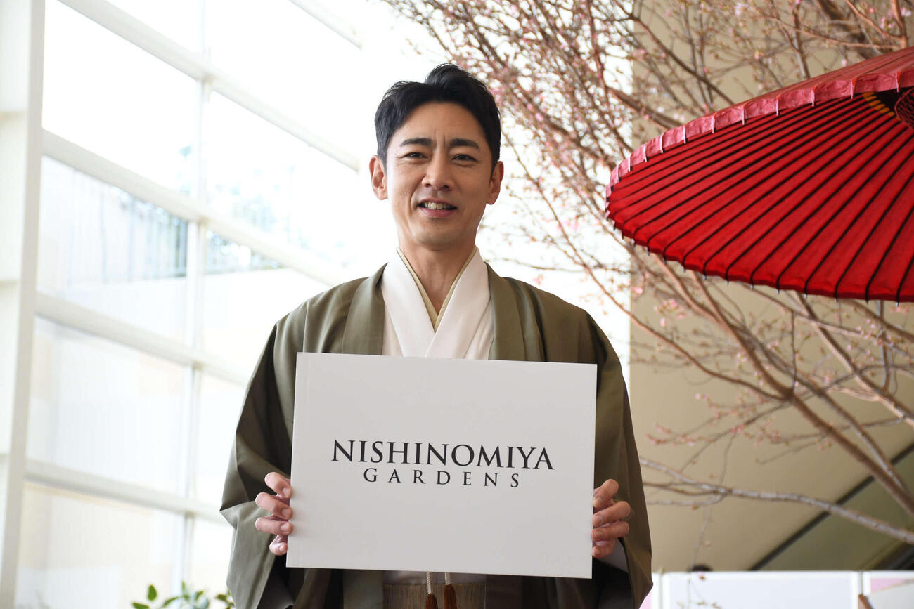着物姿で登場した小泉孝太郎（撮影・阪口孝志）