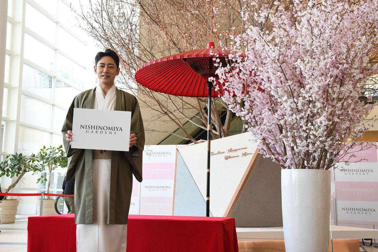 着物姿で登場した小泉孝太郎（撮影・阪口孝志）