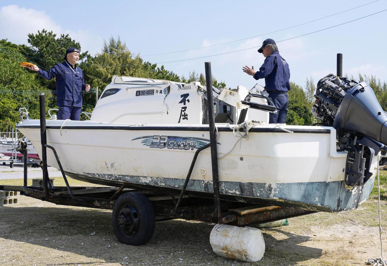 沖縄県名護市辺野古沖で転覆した船「不屈」を調べる運輸安全委員会の事故調査官（共同）