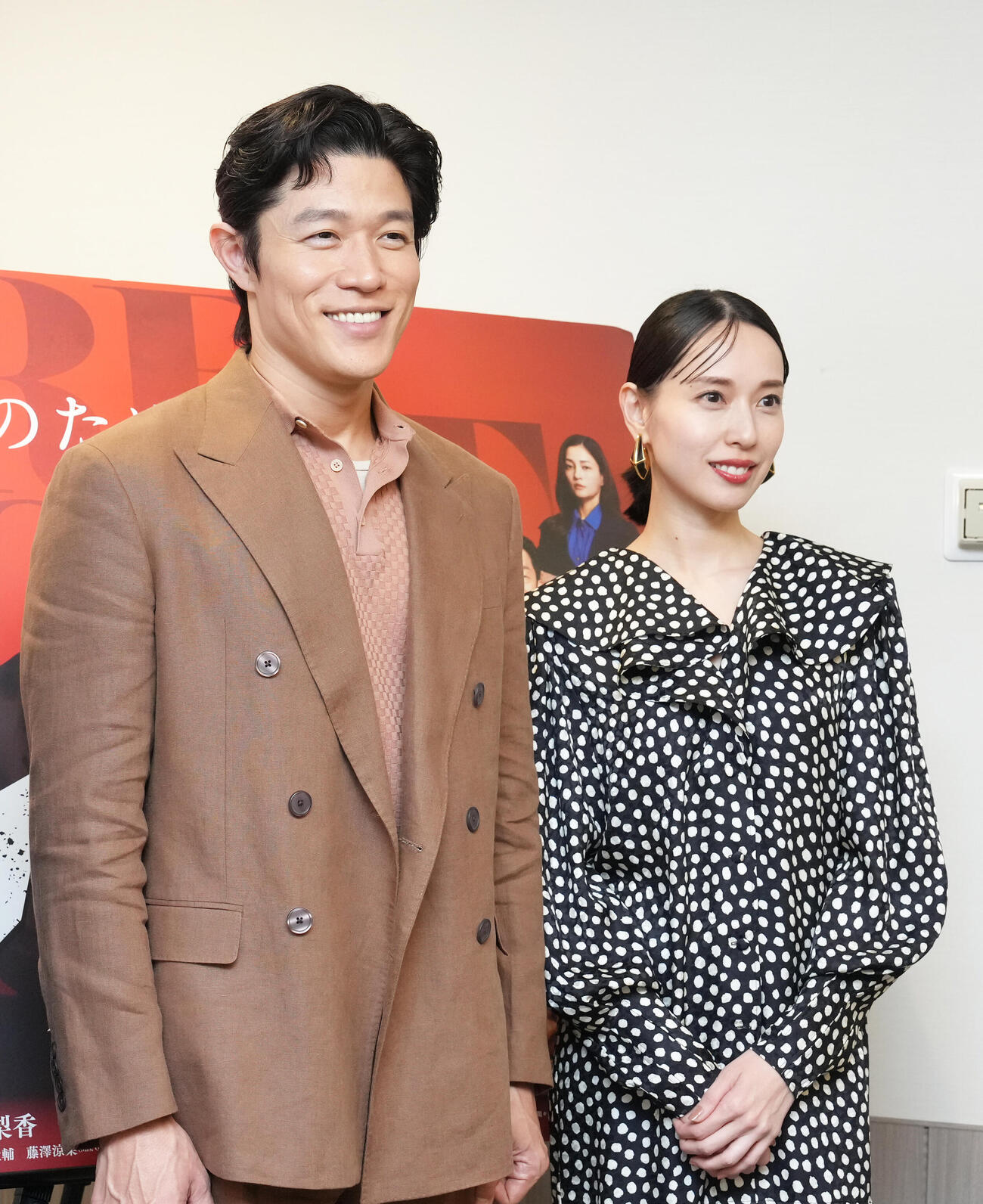 イベント前に取材に応じた鈴木亮平（左）と戸田恵梨香（撮影・足立雅史））