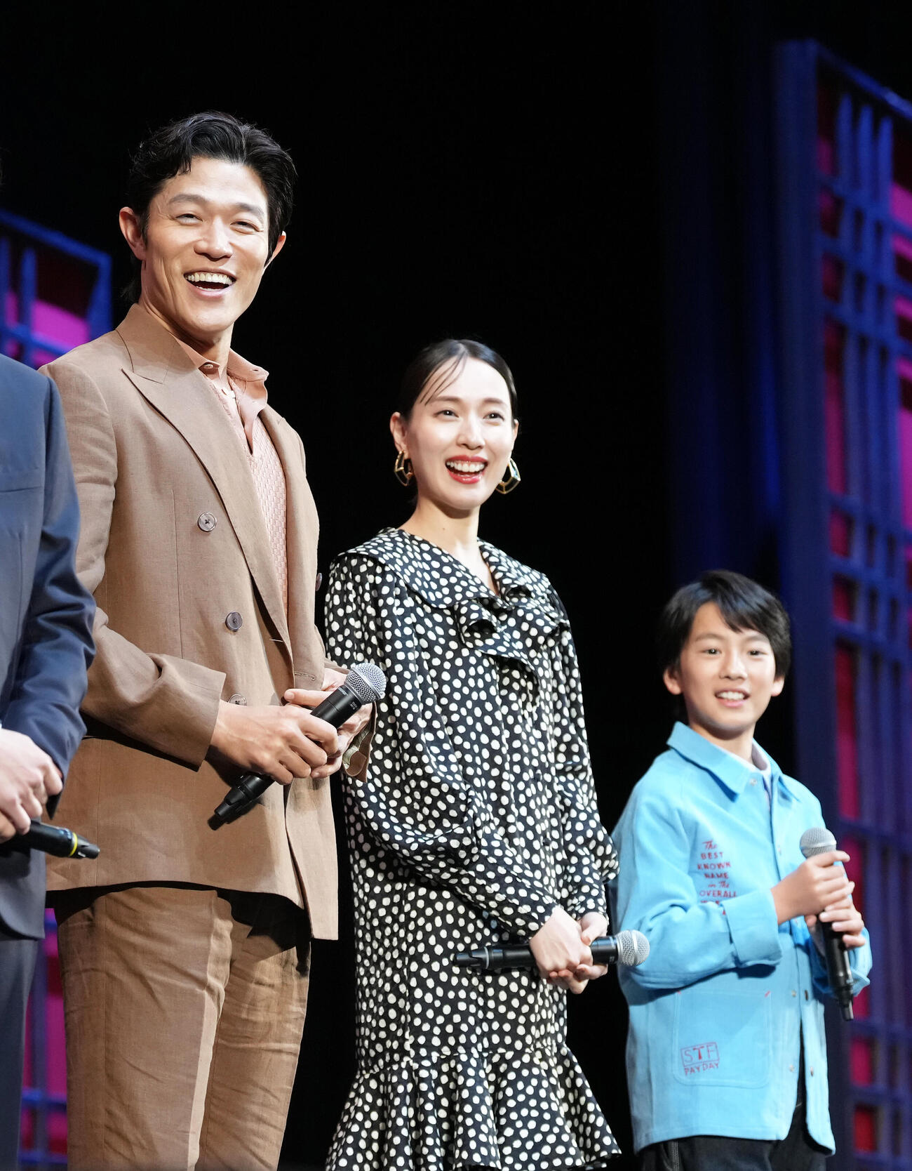 イベントに登場し笑顔を見せる、左から鈴木亮平、戸田恵梨香、矢崎滉（撮影・足立雅史）