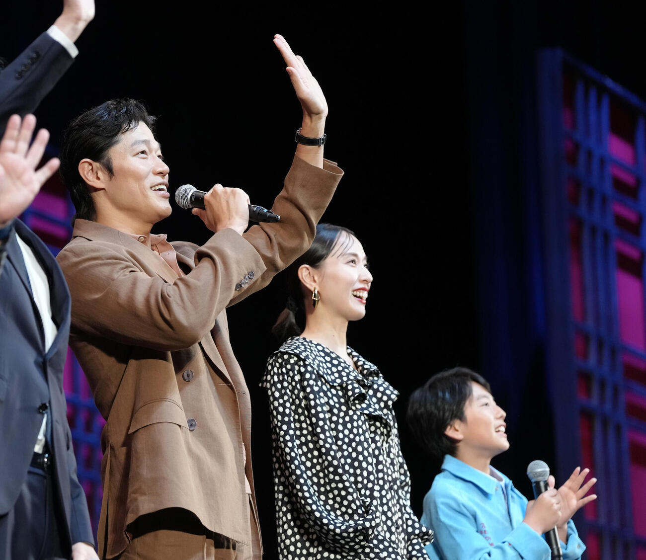 イベントに登場し笑顔を見せる、左から鈴木亮平、戸田恵梨香、矢崎滉（撮影・足立雅史）