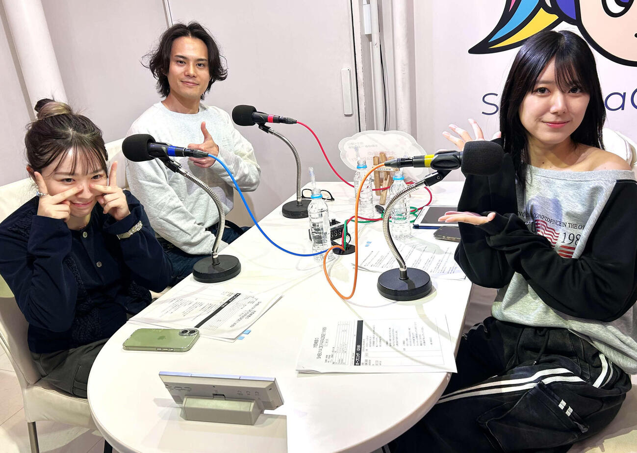 渋谷クロスFM「大西桃香のSHIBUYA DE PARADISE！！」に出演した、左から渡辺みり愛、近藤雄介、大西桃香（撮影・松尾幸之介）