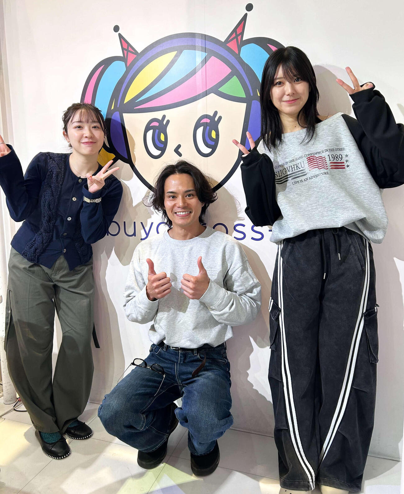 渋谷クロスFM「大西桃香のSHIBUYA DE PARADISE！！」に出演した、左から渡辺みり愛、近藤雄介、大西桃香（撮影・松尾幸之介）