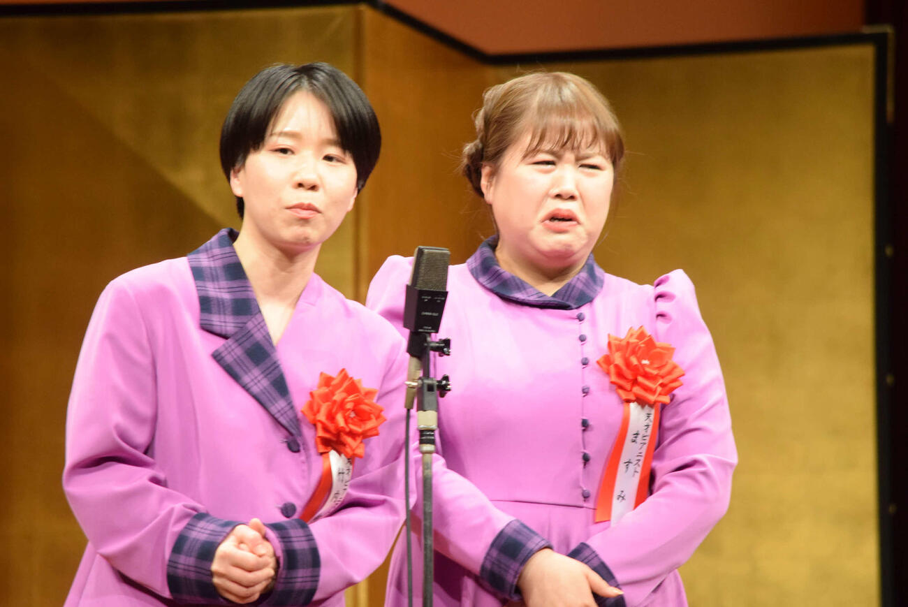 天才ピアニストの竹内知咲（左）ますみ（2025年2月撮影）