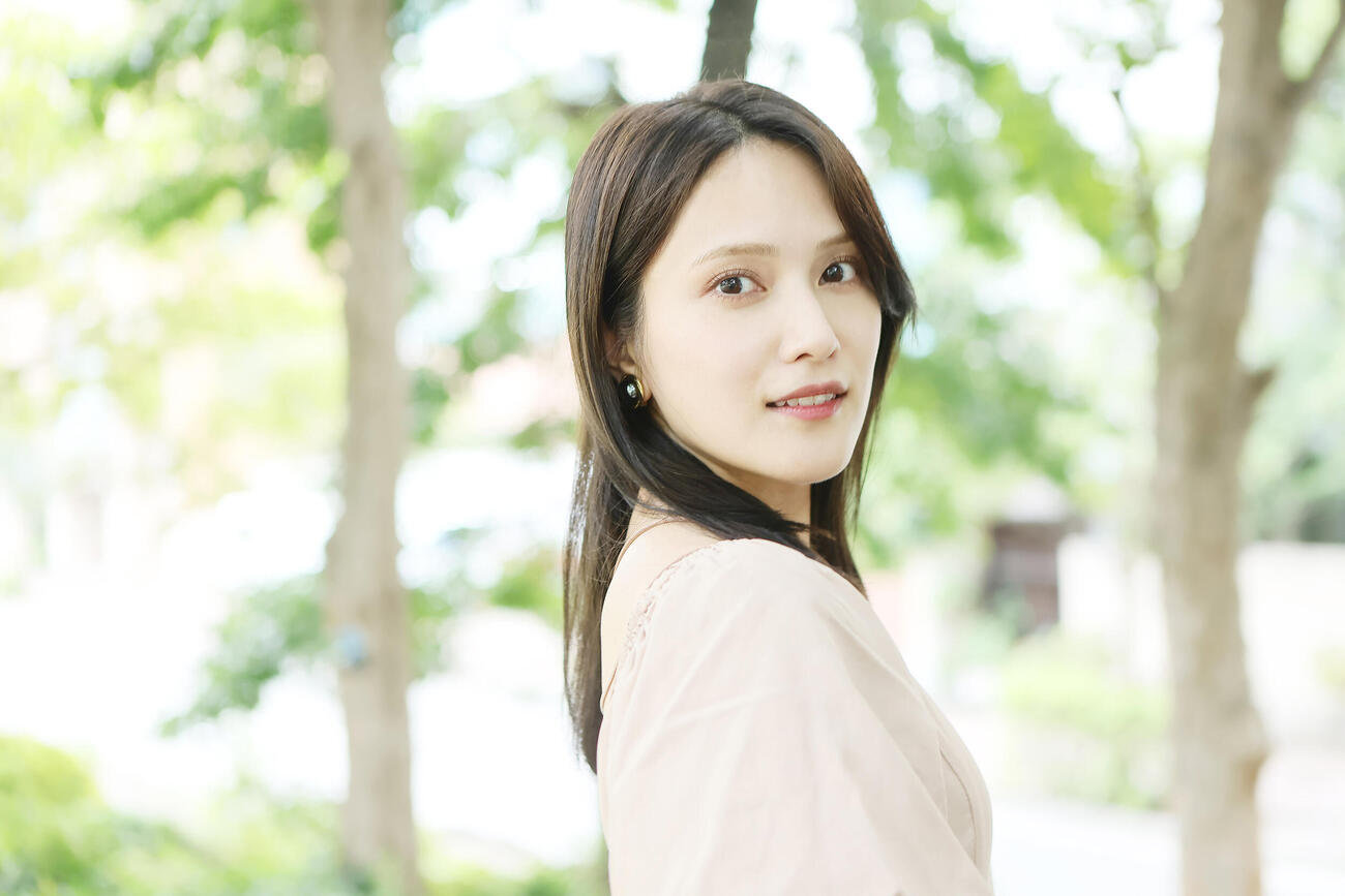 入山杏奈（2023年撮影）