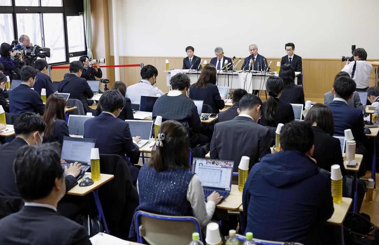 沖縄・辺野古沖の転覆事故で開かれた、同志社国際高の記者会見（共同）