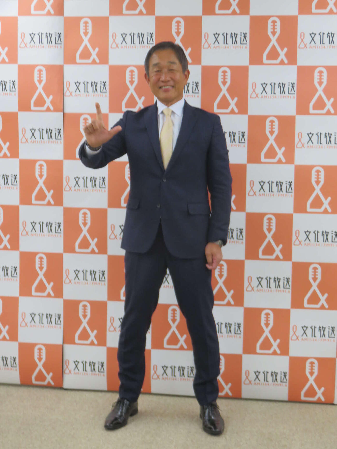「L」を右手示す「ライオンズナイター」解説者の辻発彦氏