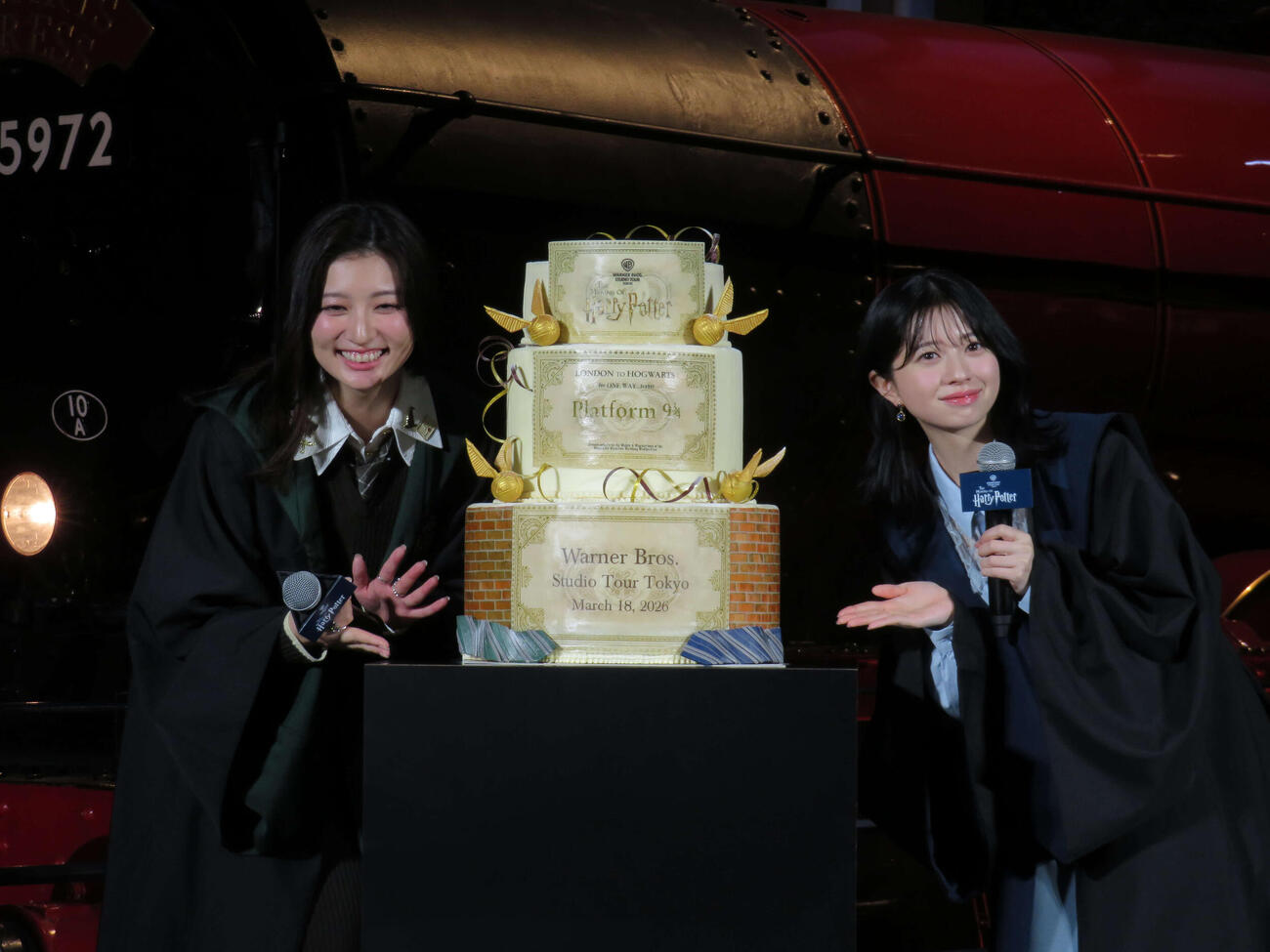 スタジオツアー東京特別企画「ホグワーツからの招待状」オープニングセレモニーに出席した吉川愛（左）と桜田ひより（撮影・村上幸将）