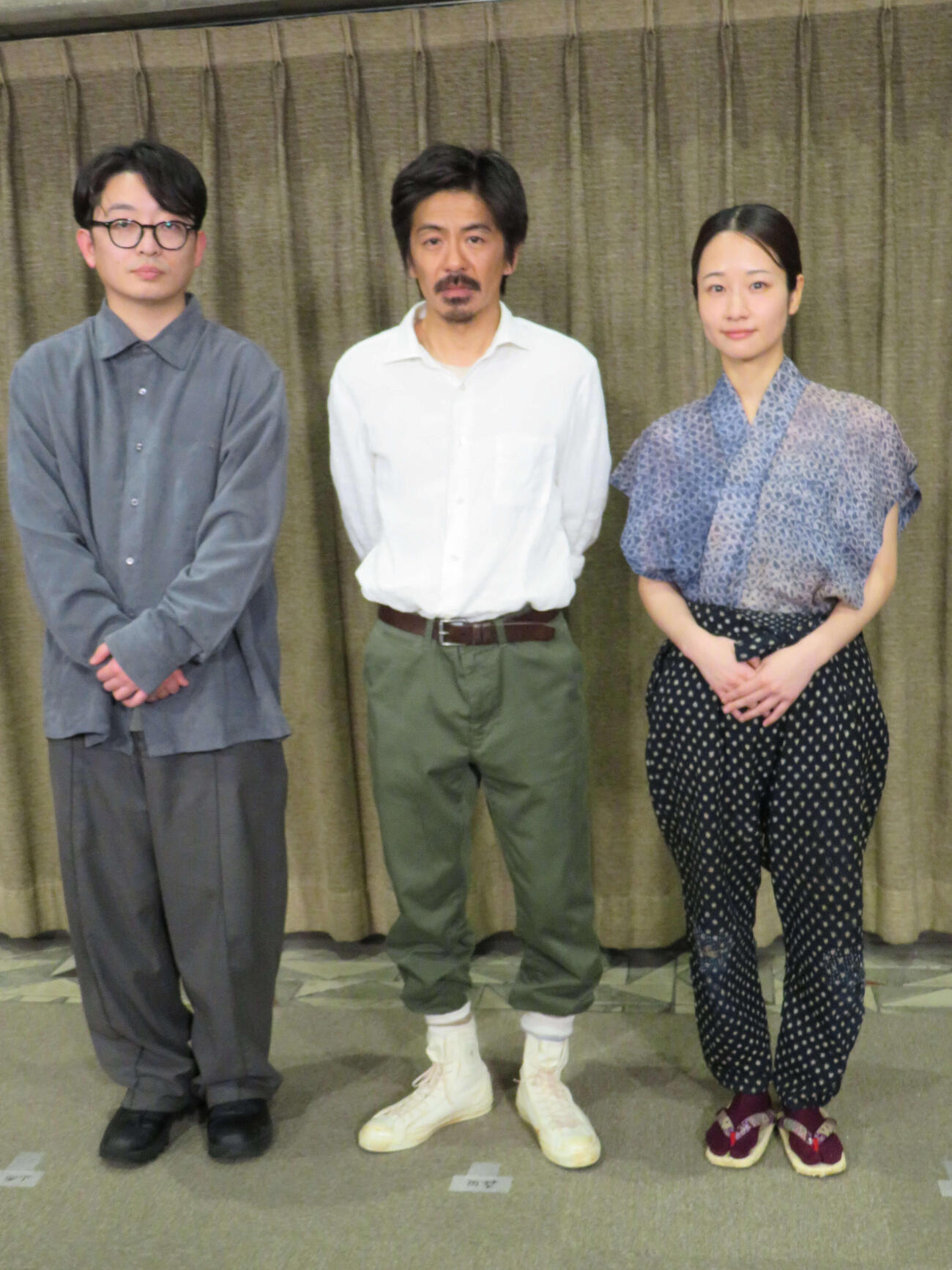 舞台「砂の女」合同取材会に出席した、左から山西竜矢氏、森田剛、藤間爽子（撮影・村上幸将）