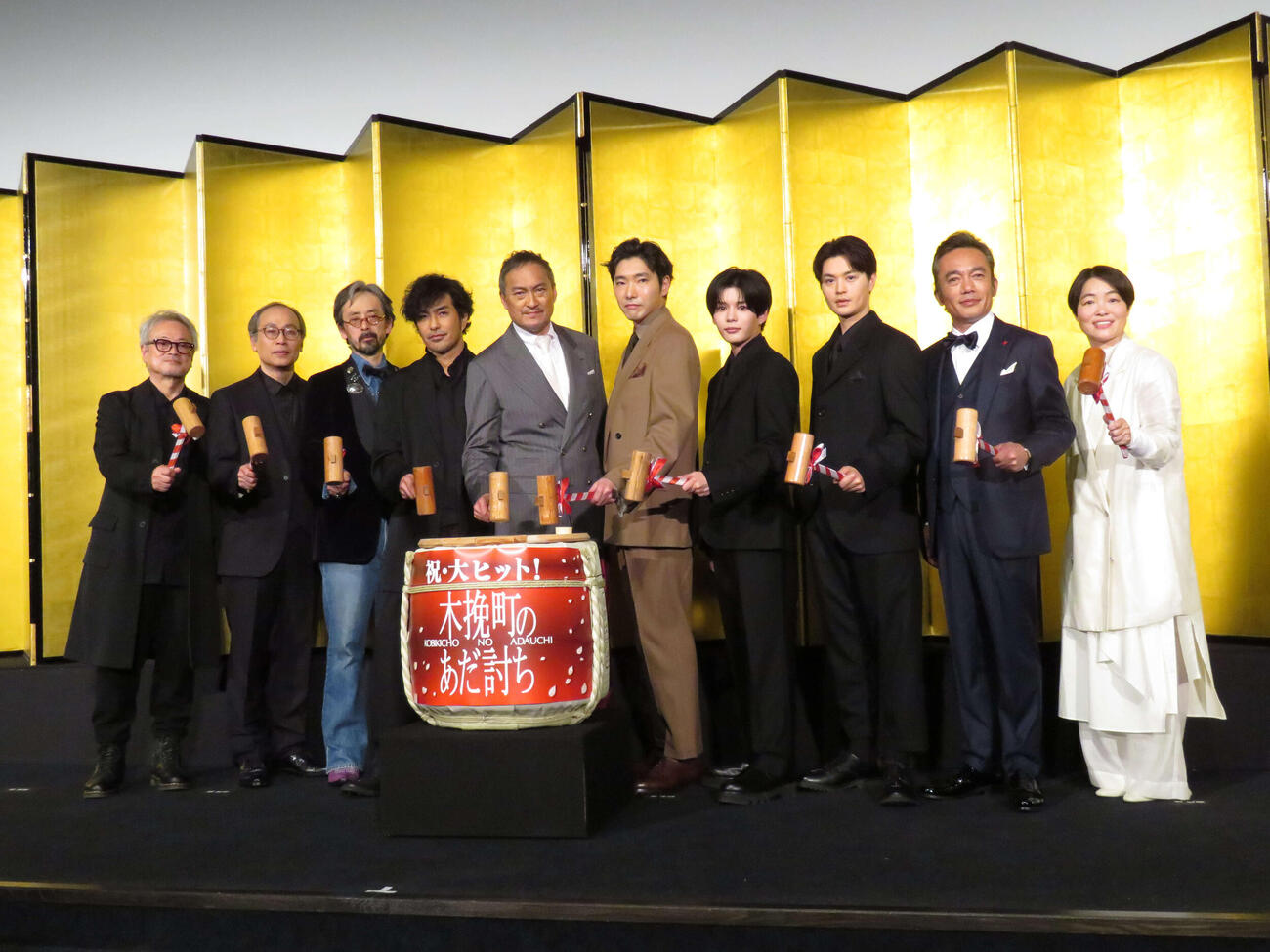 映画「木挽町のあだ討ち」初日舞台あいさつに登壇した、左から源孝志監督、正名僕蔵、滝藤賢一、北村一輝、渡辺謙、柄本佑、長尾謙杜、瀬戸康史、高橋和也、イモトアヤコ（撮影・村上幸将）