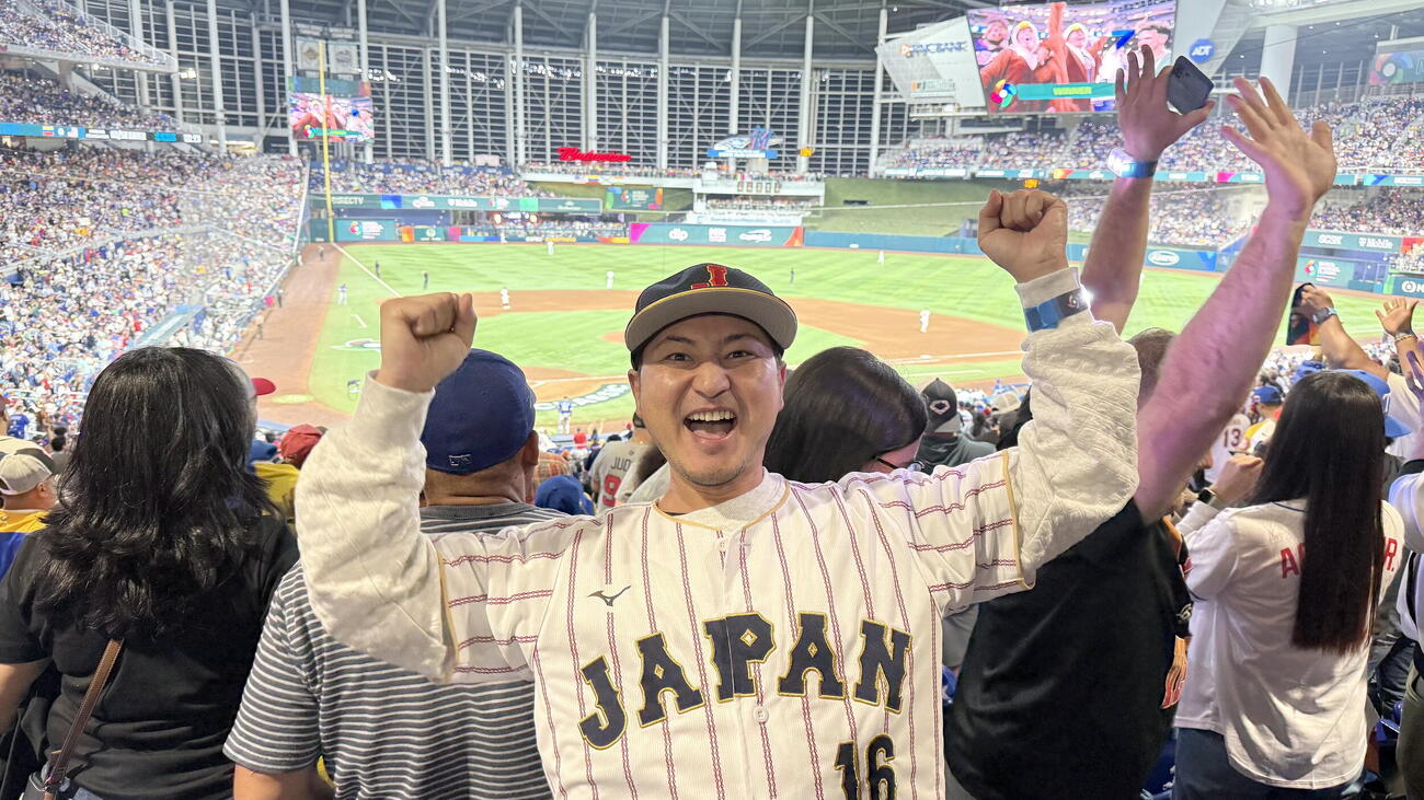 WBC決勝が行われた米ローンデポパークで侍ジャパンユニホームを着て観戦するミニタニ（本人提供）