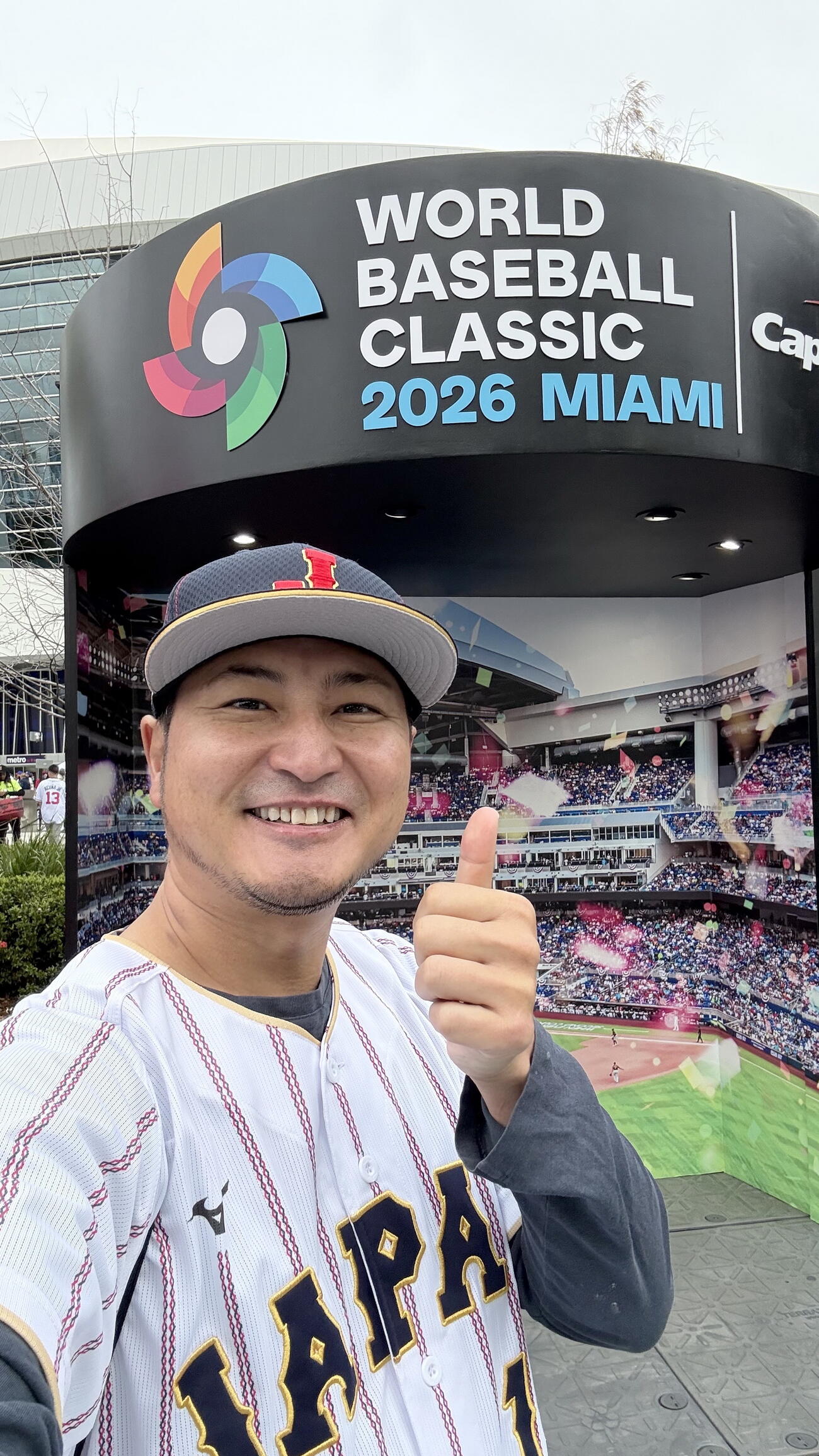 14日、WBC準々決勝日本対ベネズエラ戦試合前に米ローンデポパークで笑顔を見せるミニタニ（本人提供）