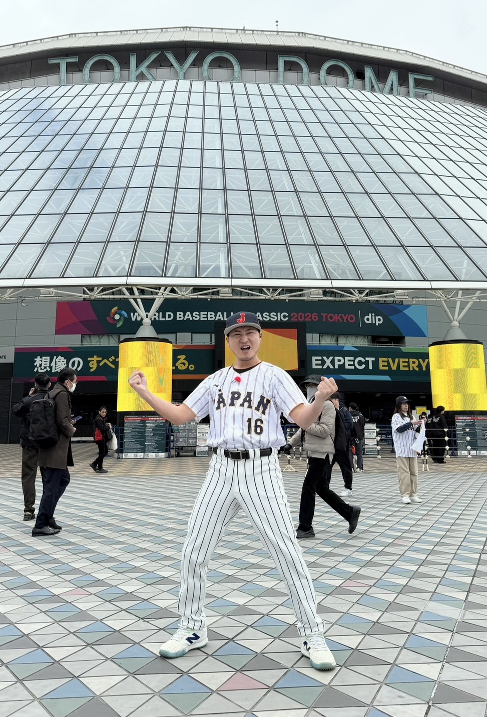 6日、WBC1次ラウンド台湾戦の試合前に背番号16の侍ジャパン大谷翔平ユニホーム姿で気合を入れるミニタニ（本人提供）