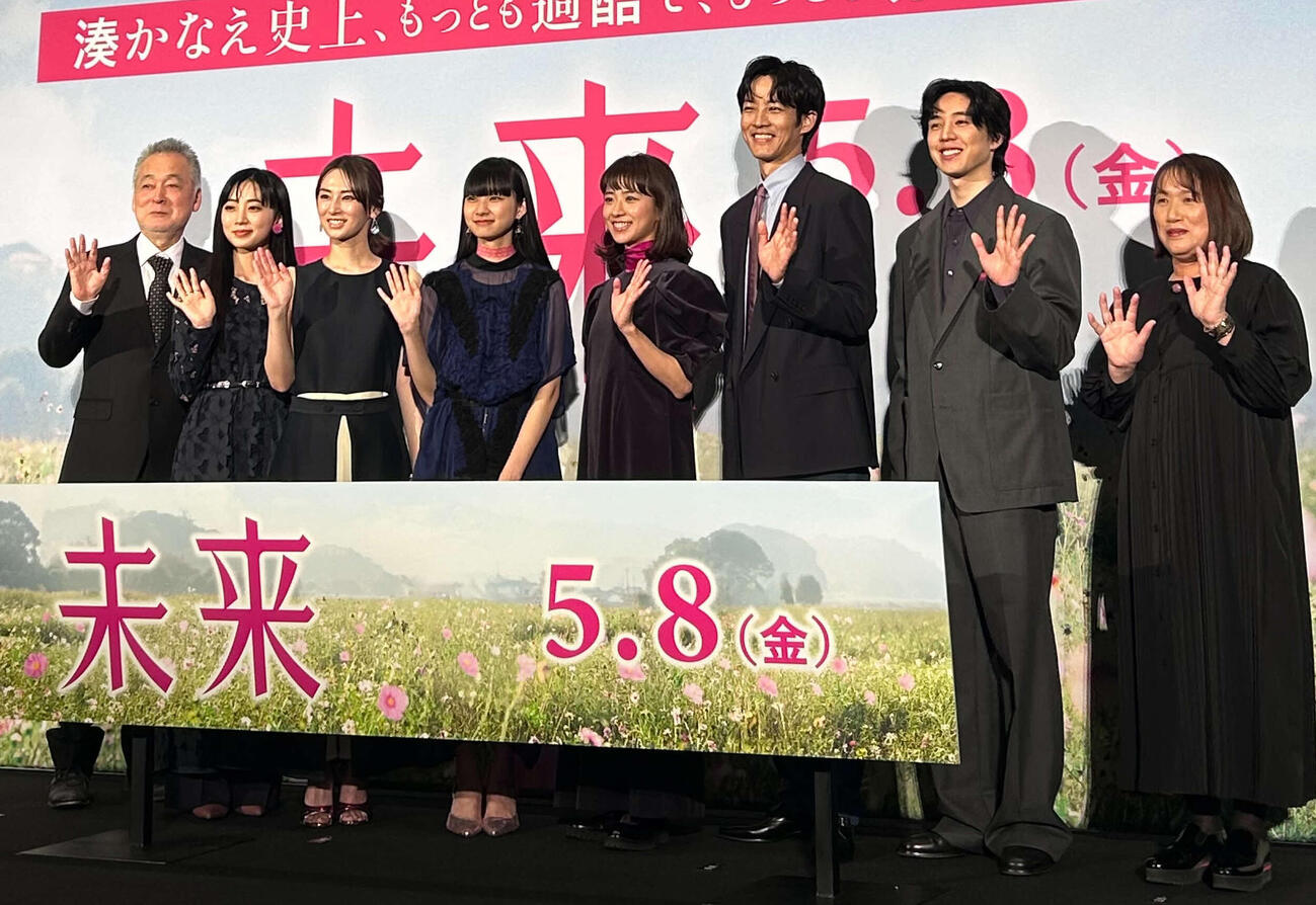 映画「未来」完成披露イベントに出席した、左から瀬々敬久監督、近藤華、北川景子、山﨑七海、黒島結菜、松坂桃李、坂東龍汰、湊かなえ氏