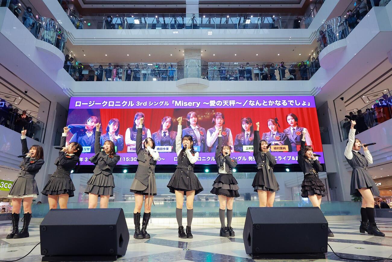 3rdシングル「Misery～愛の天秤～／なんとかなるでしょ」発売記念イベントを行ったロージークロニクル