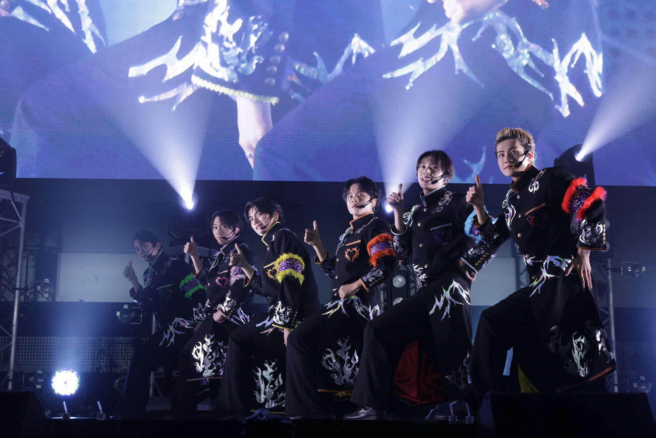 パフォーマンスするLienel、左から高岡ミロ、森田璃空、高桑真之、、武田創世、近藤駿太、芳賀柊斗（スターダストプロモーション提供）