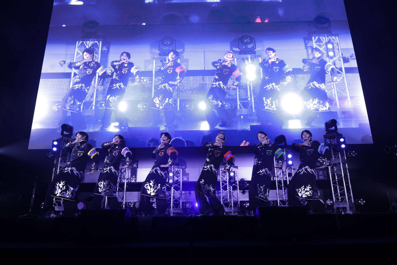 パフォーマンスするLienel、左から高桑真之、森田璃空、武田創世、芳賀柊斗、高岡ミロ、近藤駿太（スターダストプロモーション提供）
