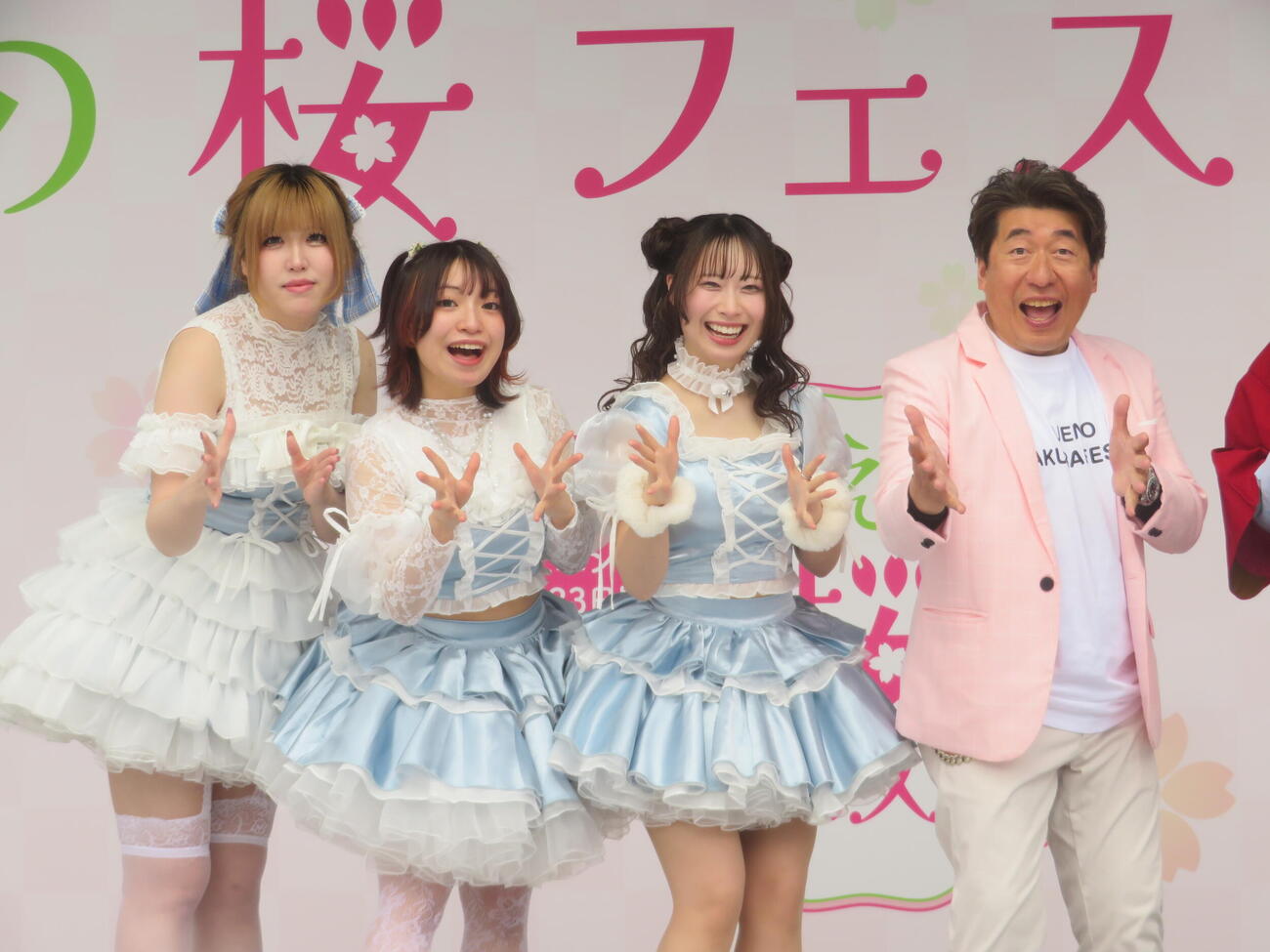 「うえの桜フェスタ2026」開花セレモニーに出席した寺門ジモン（右）と福島ご当地アイドルShuN－R@nGIRLS☆（撮影・川田和博）