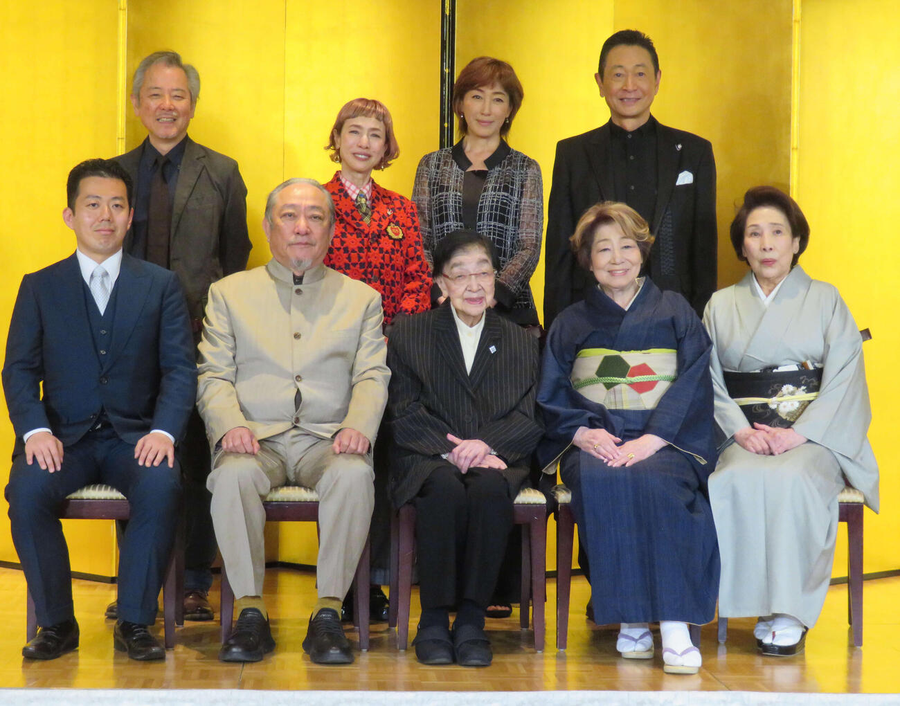 前列左から藤山扇治郎、渋谷天外、石井ふく子さん、水谷八重子、波乃久里子、後列左から齋藤雅文さん、久本雅美、高島礼子、三田村邦彦