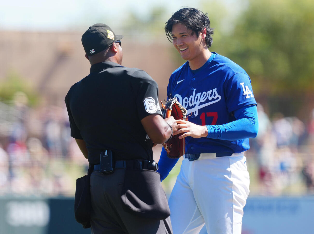 ドジャース対ジャイアンツ　1回表ジャイアンツの攻撃を無失点に抑えたドジャース先発の大谷（右）は笑顔を見せる（撮影・垰建太）