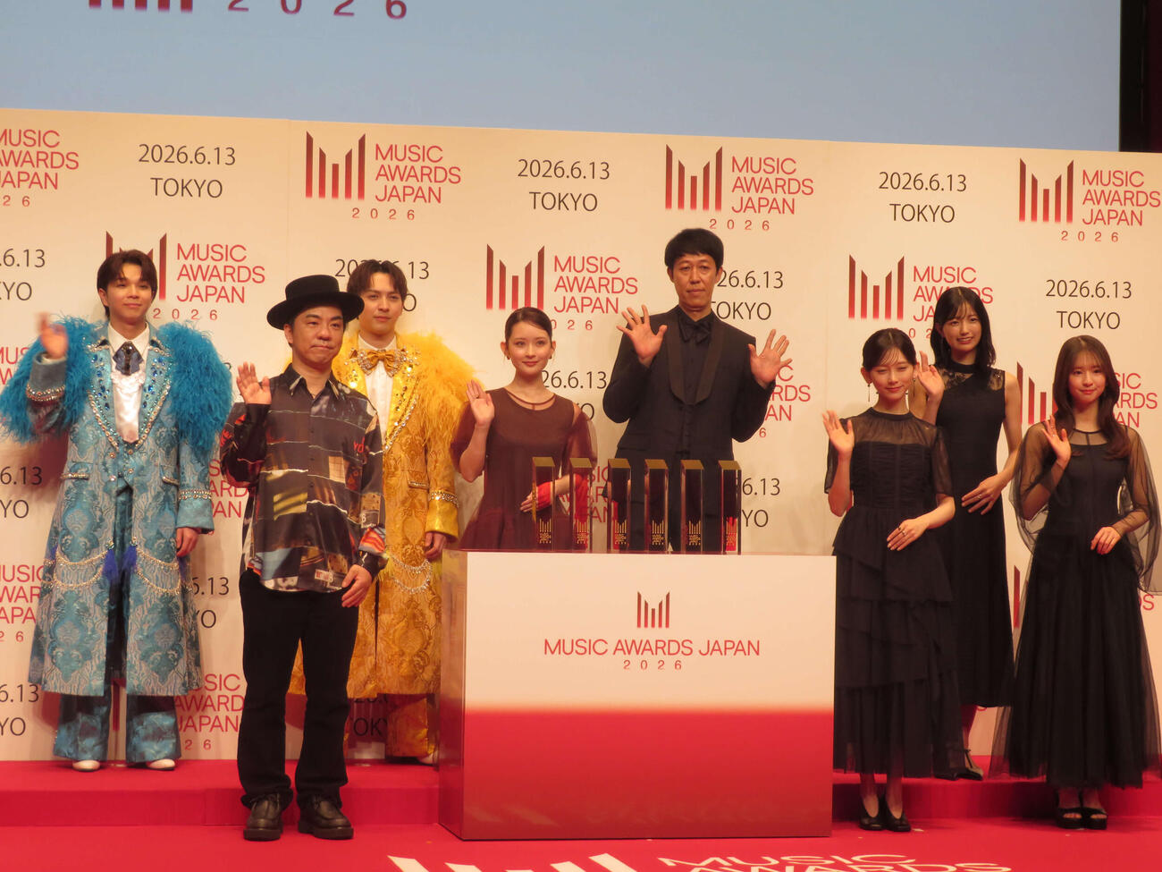 「MUSIC AWARDS JAPANエントリー発表会」に出席した（後列左から）塩﨑太智v、吉田仁人、小籔千豊、五百城茉央、（前列左から）宅見将典氏、畑芽育、池田瑛紗、菅原咲月