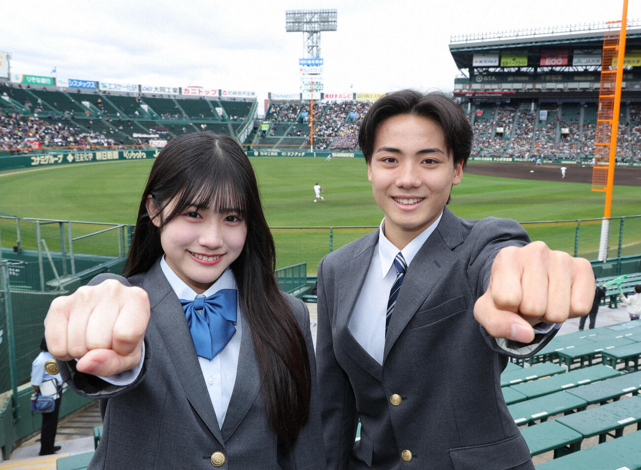 第98回選抜高校野球大会の開幕を見守った、センバツ応援イメージキャラクターの黒氏萌楓（左）と佐藤泰心