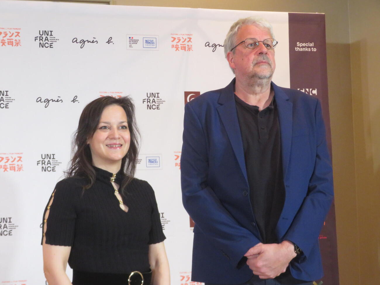 「フランス映画祭2026」フォトコールに参加したアイナス・プティ（左）とシルヴァン・ショメ監督（撮影・川田和博）
