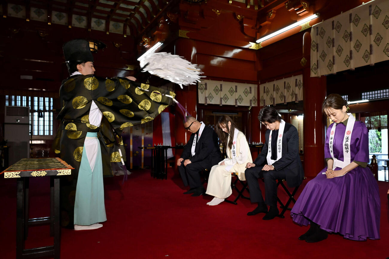 神田明神で祈祷を受ける「正直不動産」キャスト（C）2026映画「正直不動産」製作委員会