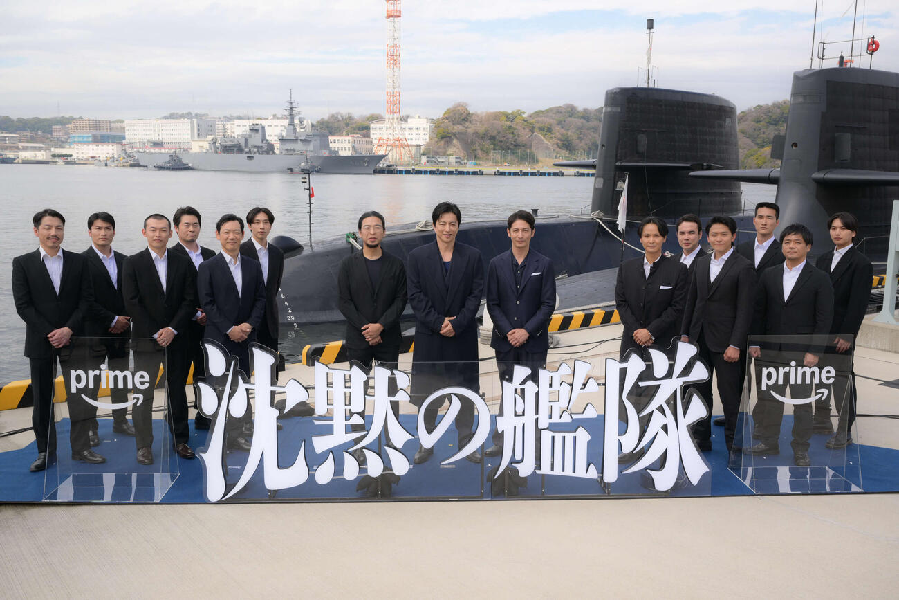 本物の潜水艦の前で「沈黙の艦隊」続編制作決定を発表しシリーズ完結を宣言した、中央左から吉野耕平監督、大沢たかお、玉木宏