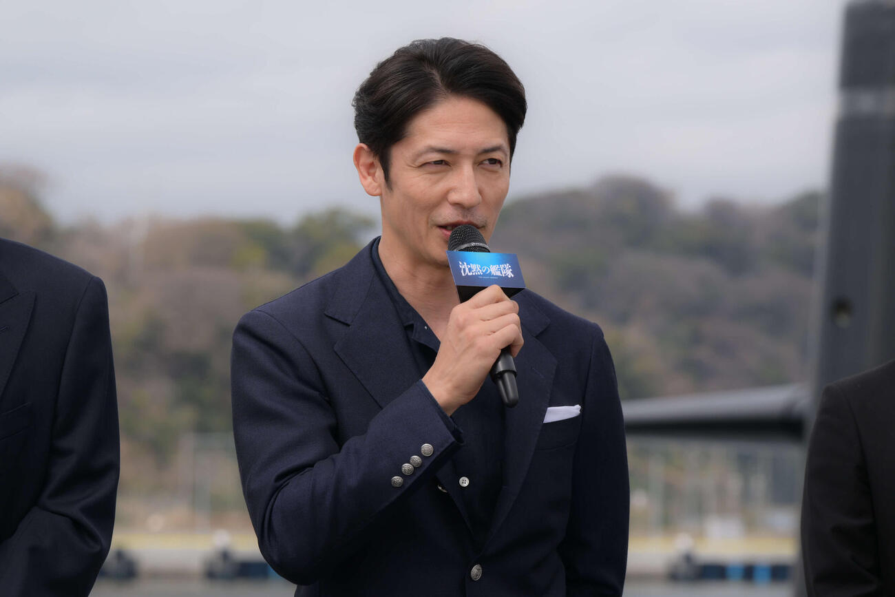 本物の潜水艦の前で「沈黙の艦隊」続編制作決定に意気込みを示した玉木宏