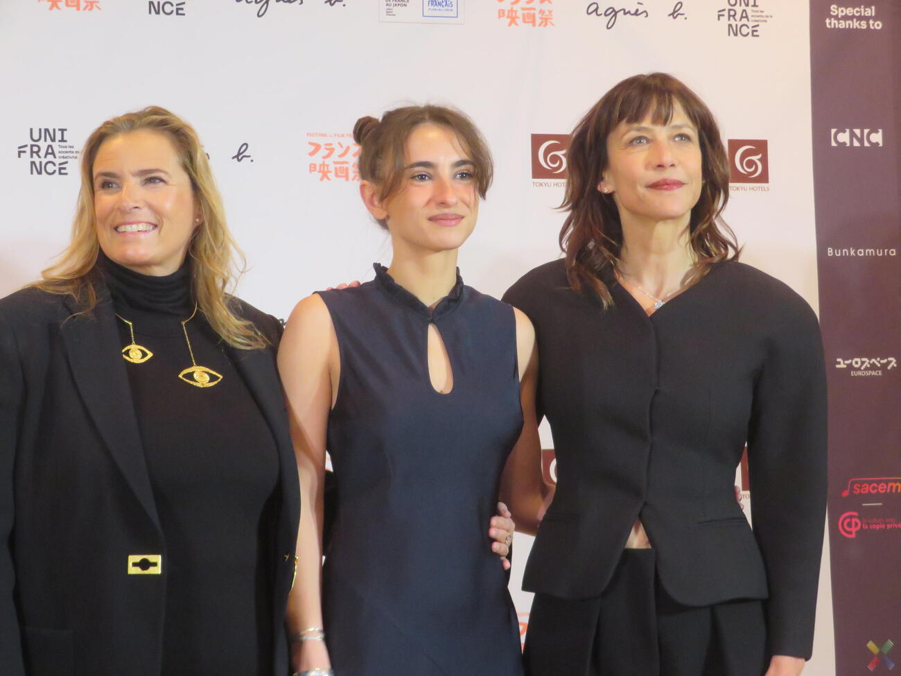 「フランス映画祭2026」フォトコールに参加した、左からリサ・アズエロス監督、タイス・アレッサンドラン、ソフィー・マルソー（撮影・川田和博）