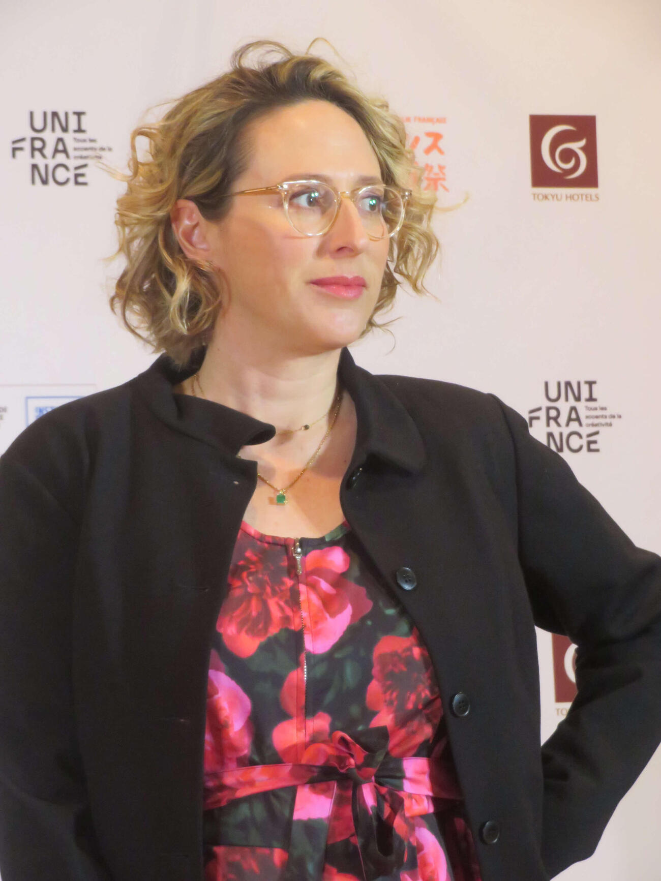 「フランス映画祭2026」フォトコールに参加したシャルレーヌ・ファヴィエ監督（撮影・川田和博）