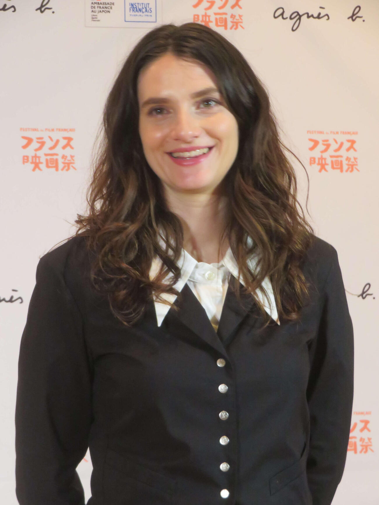 「フランス映画祭2026」フォトコールに参加したヴァレンティンヌ・カディック監督（撮影・川田和博）