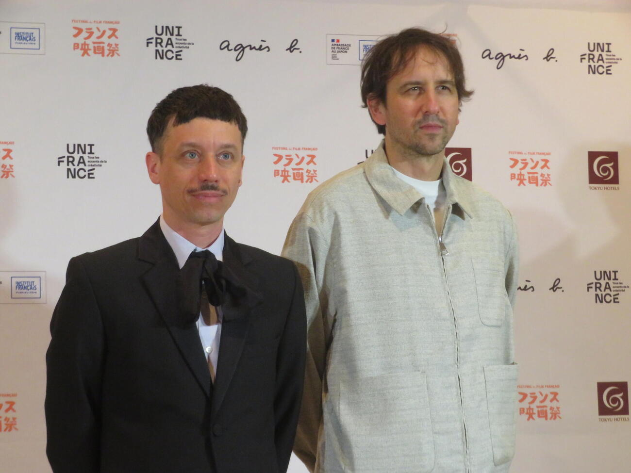 「フランス映画祭2026」フォトコールに参加した作曲家オリヴィエ・マルグリ氏（左）とステファン・ドゥムースティエ監督（撮影・川田和博）