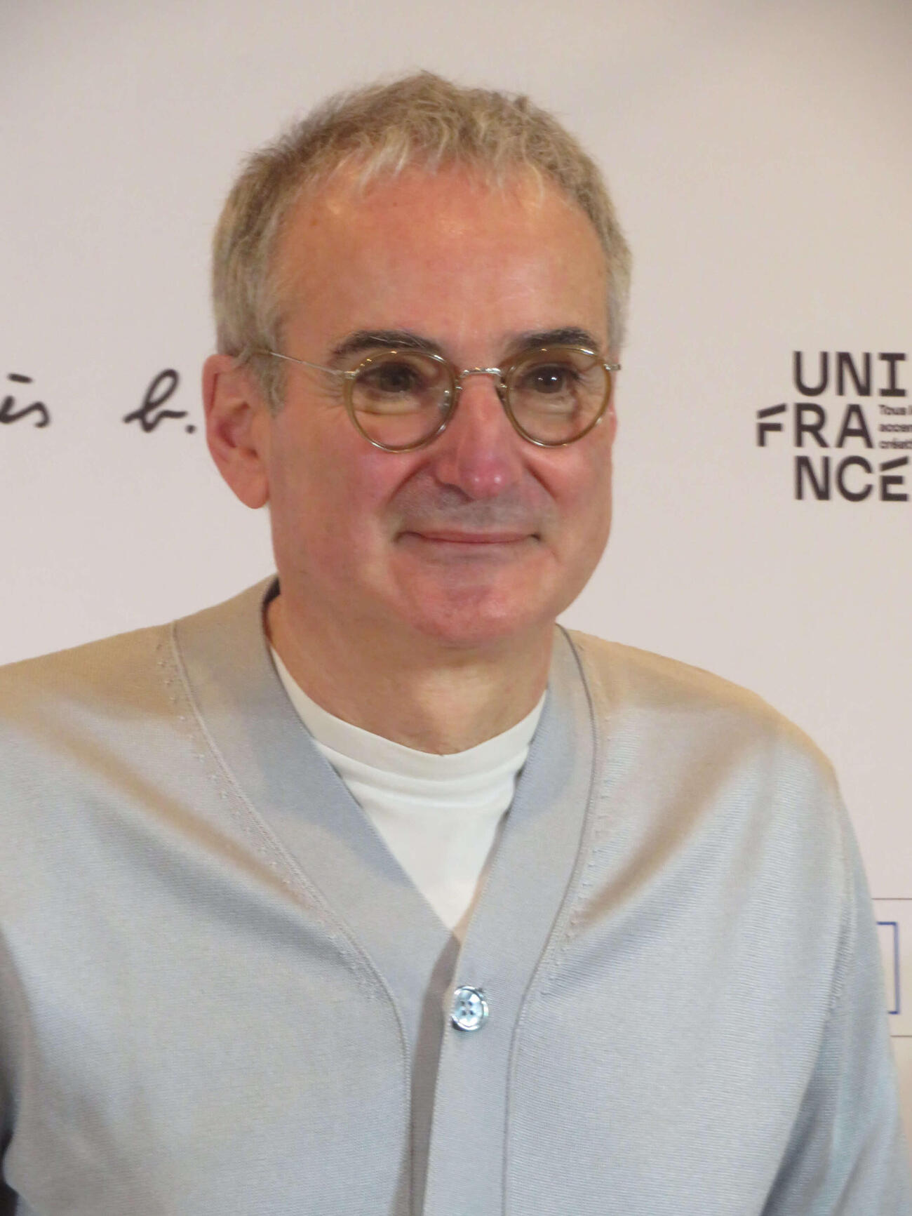 「フランス映画祭2026」フォトコールに参加したオリヴィエ・アサイヤス監督（撮影・川田和博）