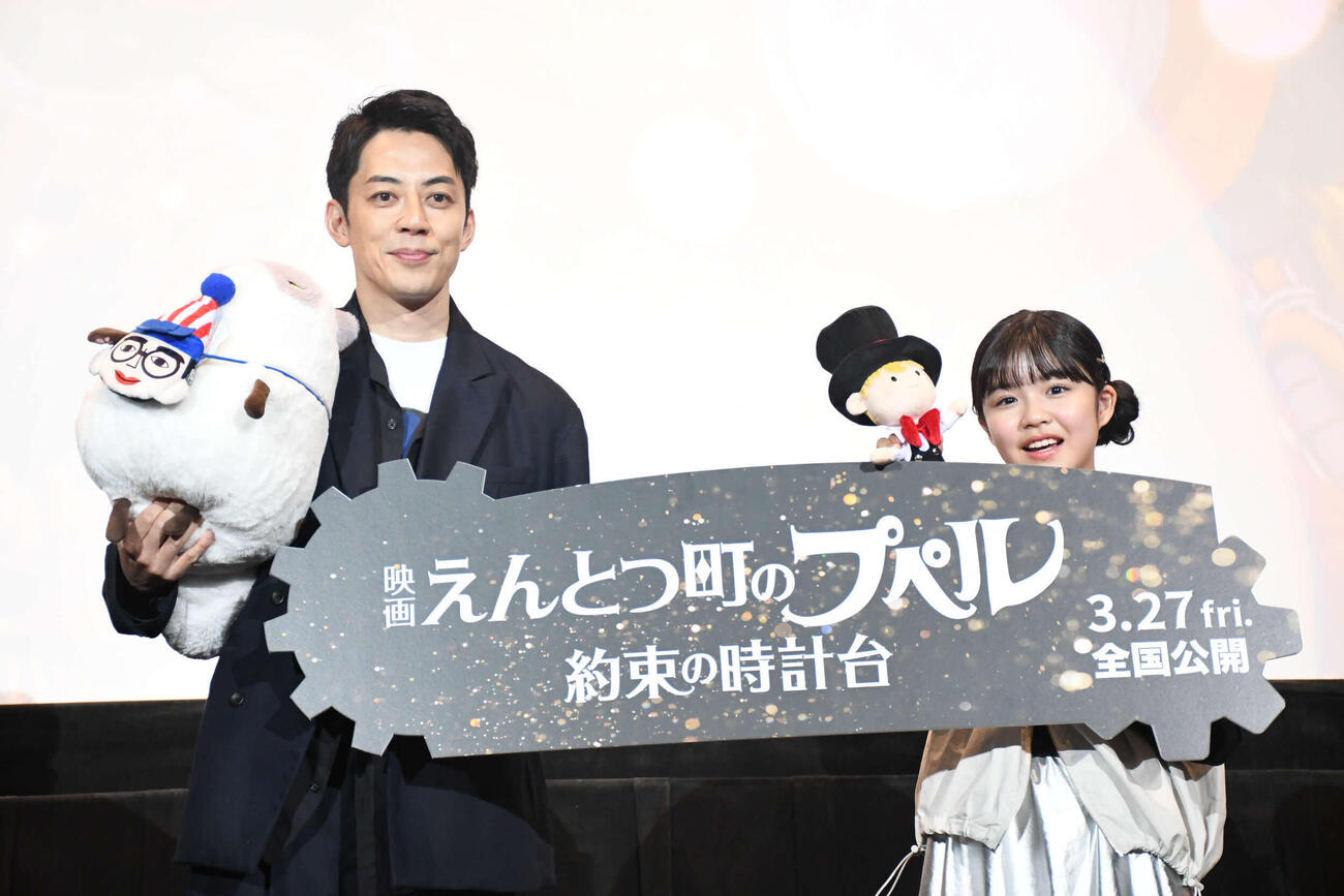 「映画　えんとつ町のプペル～約束の時計台～」舞台あいさつに登壇した、キングコング西野亮廣（左）と永瀬ゆずな（撮影・阪口孝志）