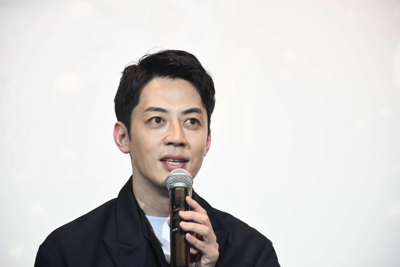 「映画　えんとつ町のプペル～約束の時計台～」舞台あいさつに登壇したキングコング西野亮廣（撮影・阪口孝志）