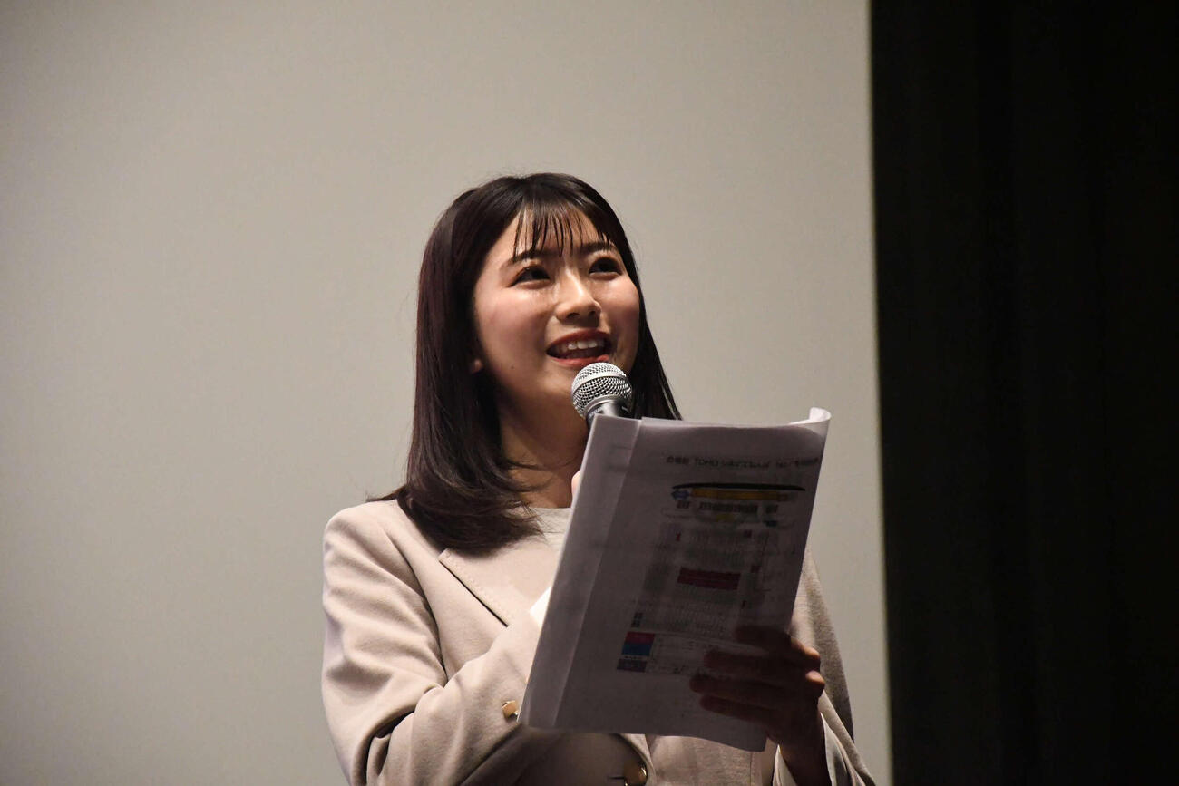 「映画　えんとつ町のプペル～約束の時計台～」舞台あいさつのMCを務めたカンテレの田中友梨奈アナウンサー（撮影・阪口孝志）