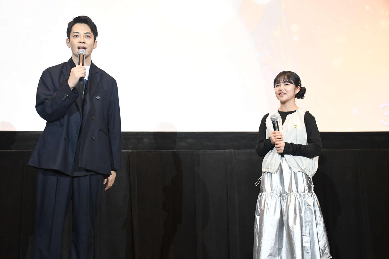 「映画　えんとつ町のプペル～約束の時計台～」舞台あいさつに登壇した、キングコング西野亮廣（左）と永瀬ゆずな（撮影・阪口孝志）