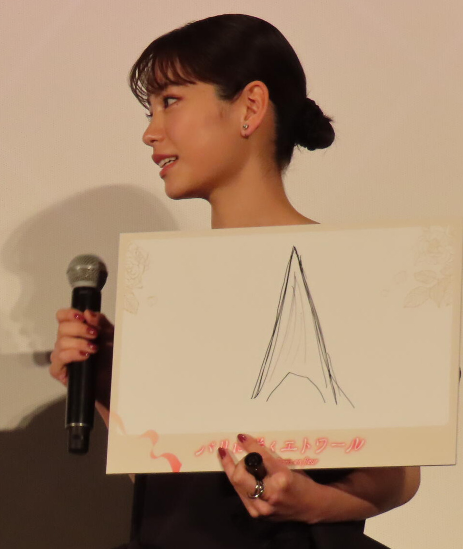 問題の回答を一致させる企画に挑戦した當真あみ（右）と嵐莉菜
