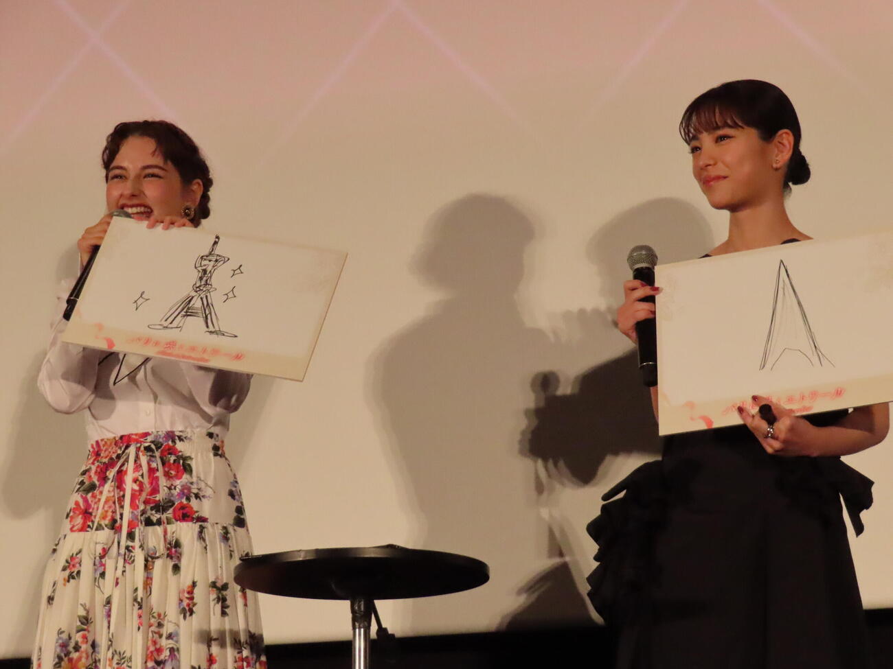 問題の回答を一致させる企画に挑戦した當真あみ（右）と嵐莉菜